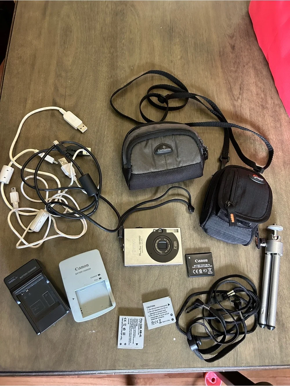 Canon Powershot SD1000 Digital ELPH Compact Camera with Accessories